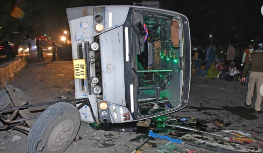 पलामू में बस और ट्रक की बीच हुई टक्कर में एक की मौत,15 घायल