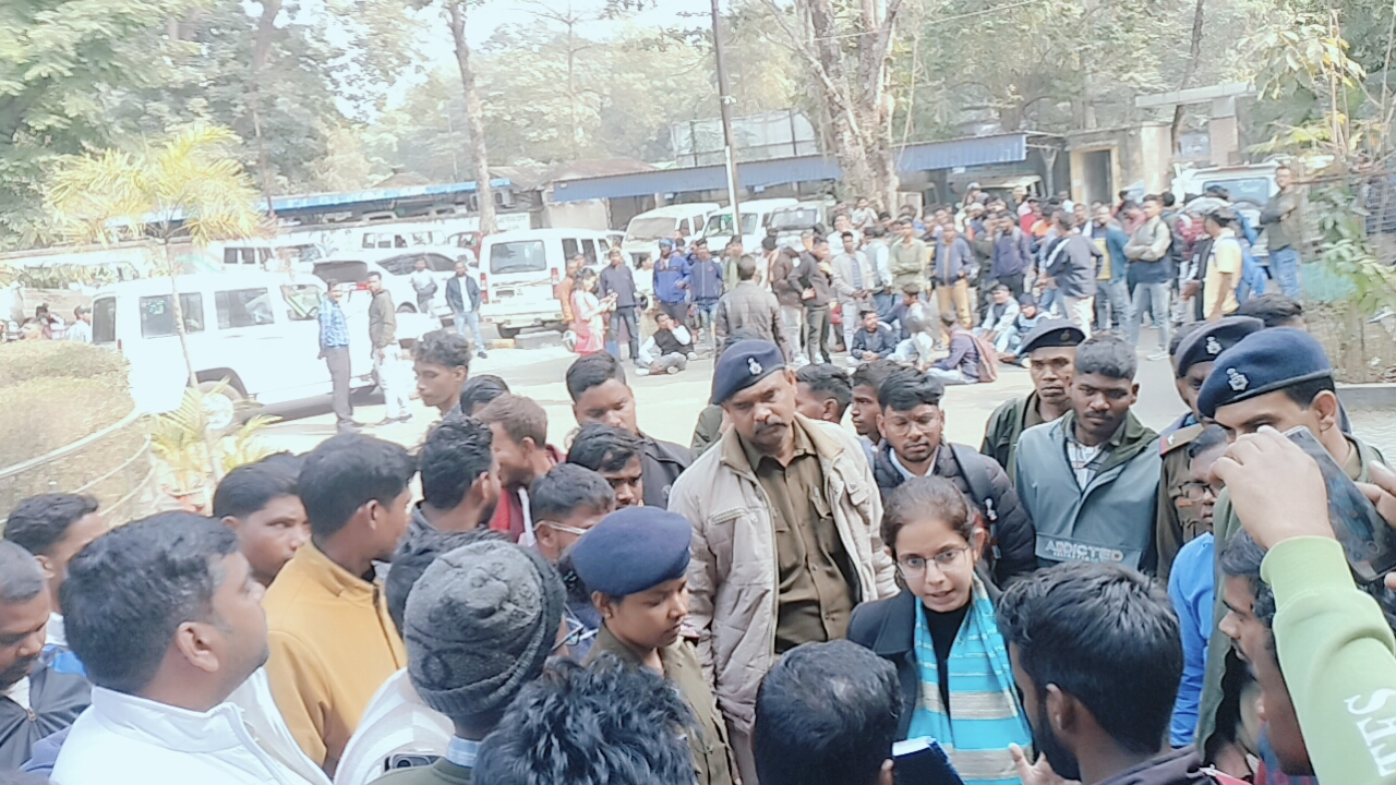 चौकीदार नियुक्ति परीक्षा में गड़बड़ी का आरोप, उपायुक्त कार्यालय पर विरोध