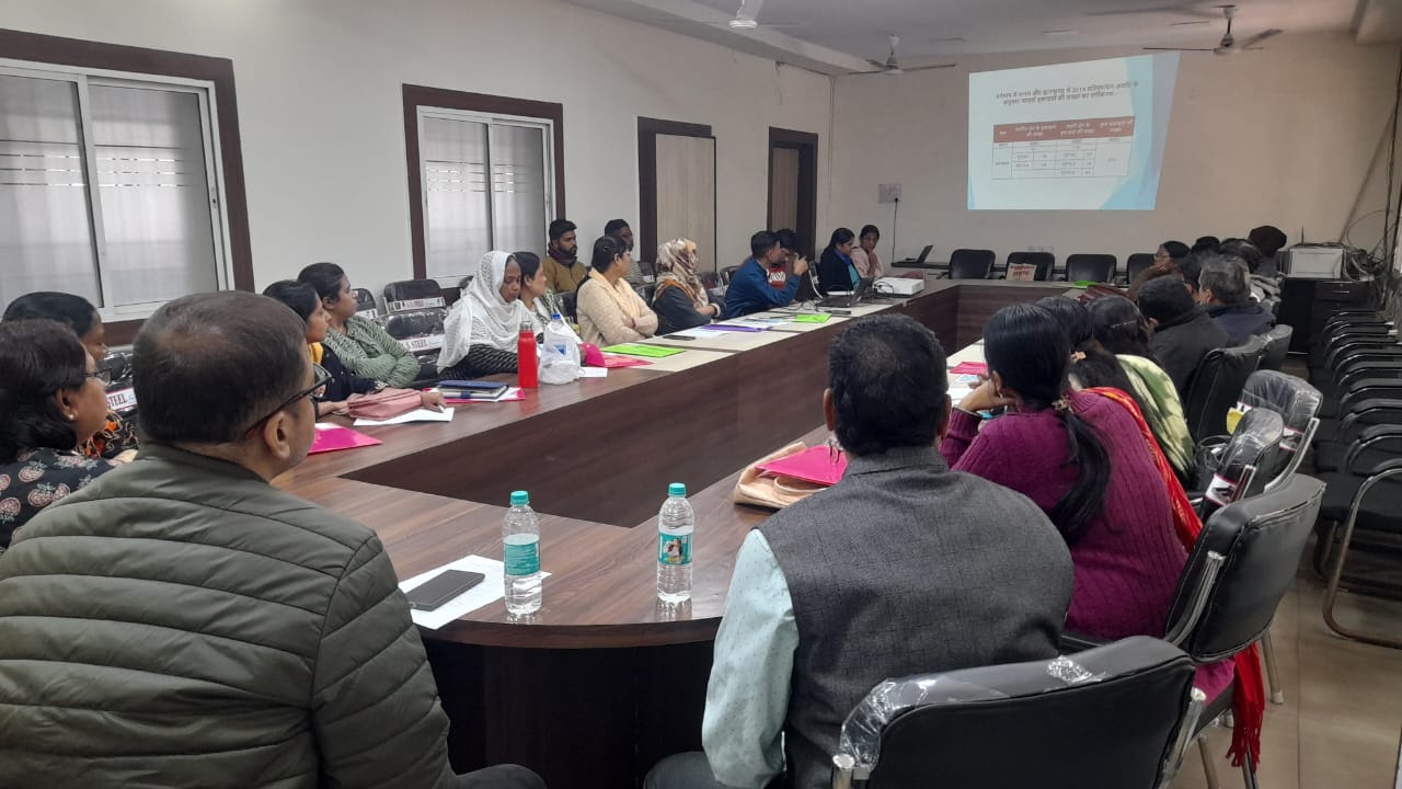 Jamshedpur : डीसी के निर्देश पर प्रगणकों को निबंधन प्रणाली का दिया गया प्रशिक्षण