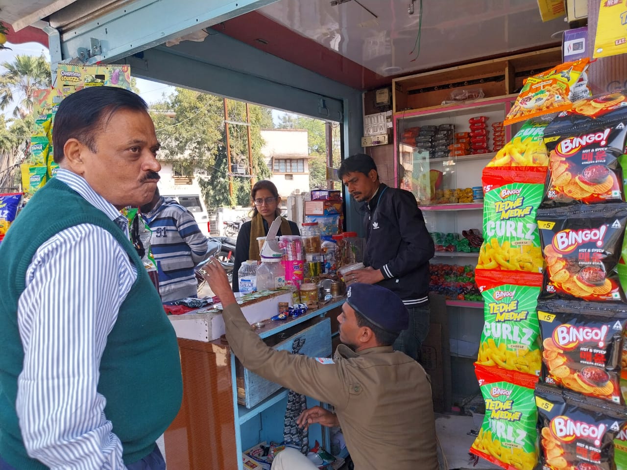 Jamshedpur: धालभूम SDM के नेतृत्व में तंबाकू उत्पादों की अवैध बिक्री पर छापेमारी जारी, वसूला जुर्माना