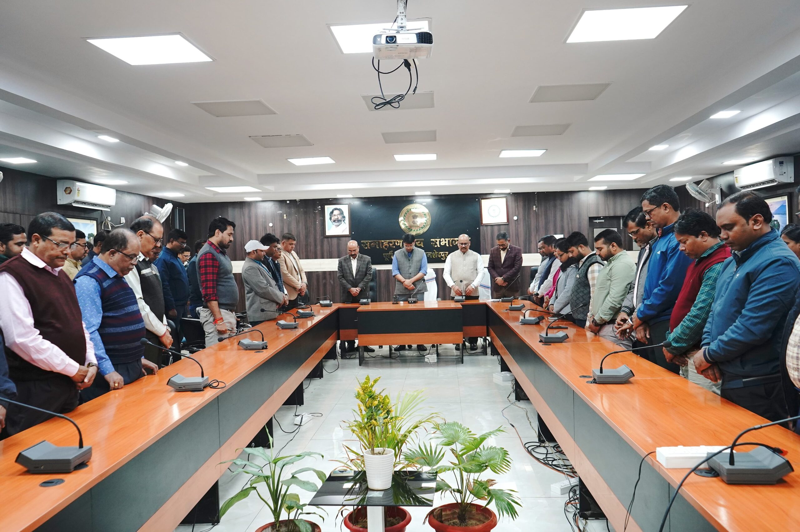 Jamshedpur: जिला समाहरणालय में शहीदों को नमन, वीर शहीदों के आदर्शों को आत्मसात करने की अपील