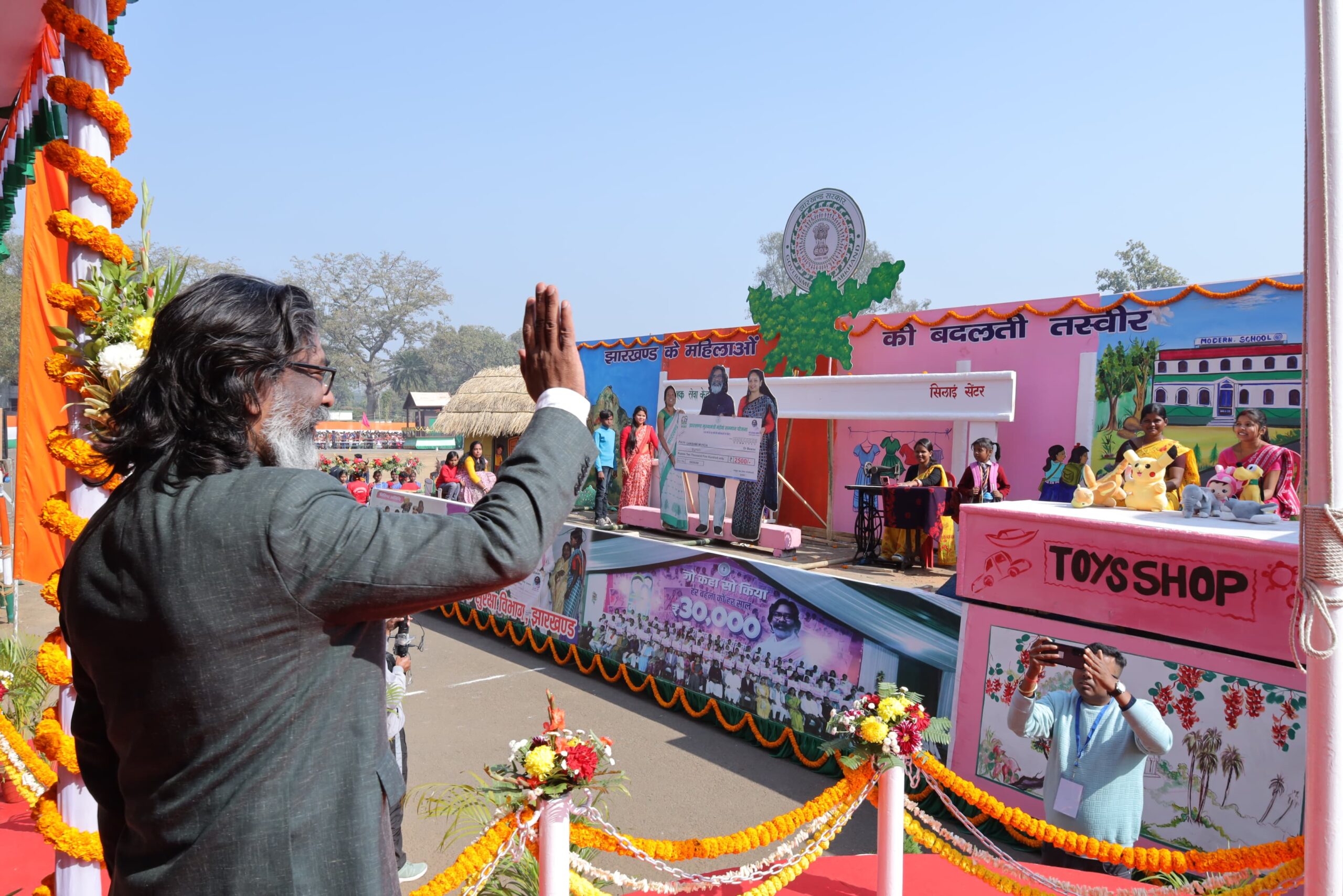 Jharkhand: गणतंत्र दिवस पर मुख्यमंत्री ने शहीदों और स्वतंत्रता सेनानियों के आश्रितों को किया सम्मानित