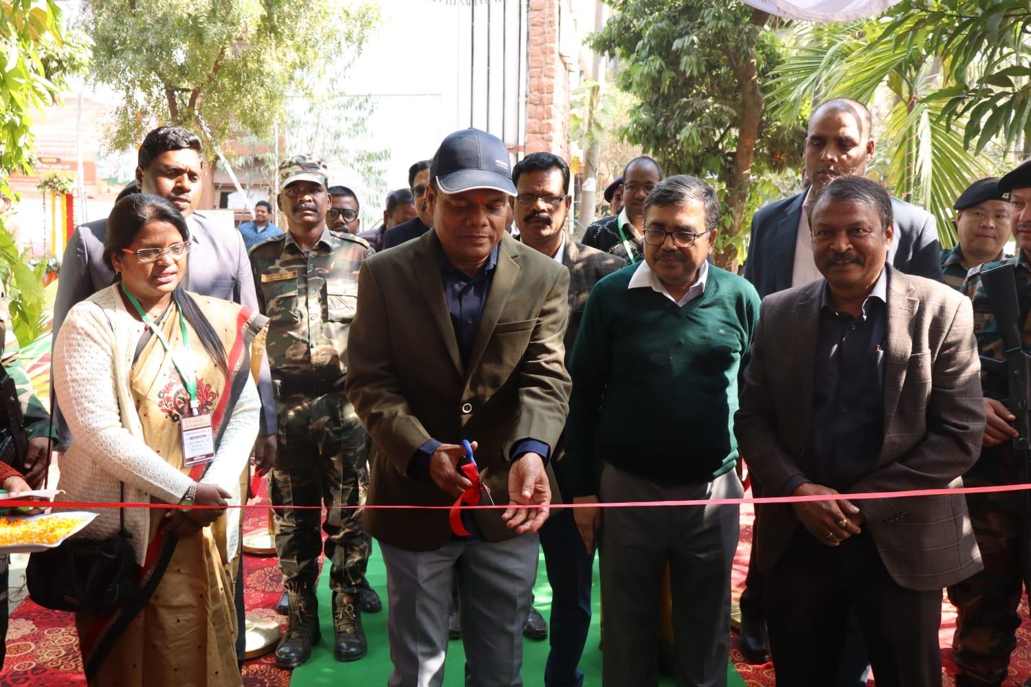 Jharkhand: जनजातीय चित्रकार शिविर का कल्याण मंत्री चमरा लिंडा ने किया उद्घाटन