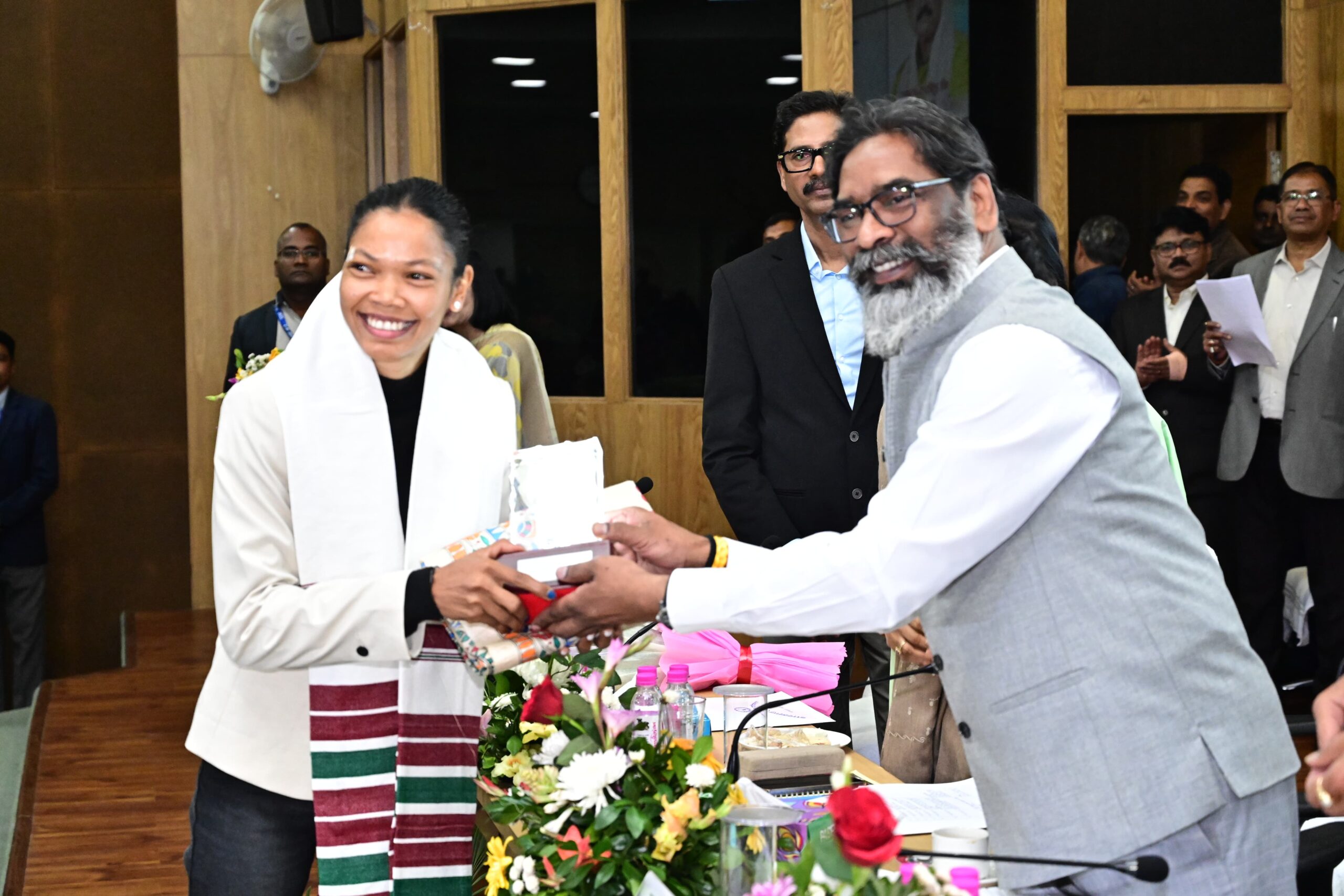 Jharkhand: सम्मान-सह-भूखंड आवंटन समारोह में मुख्यमंत्री ने सलीमा टेटे और निक्की प्रधान को आवंटित किया भूखंड