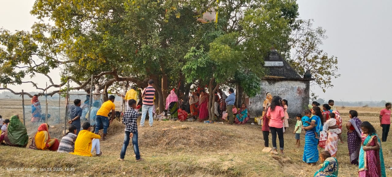 Baharagora : ग्राम देवती थान में बांउड़ी पर भक्तों ने की पूजा अर्चना