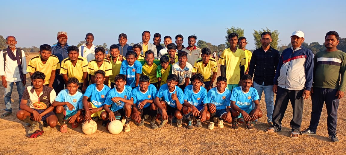 Chakradharpur : फुटबॉल प्रतियोगिता के समापन समारोह में डॉ. विजय सिंह गागराई हुए शामिल