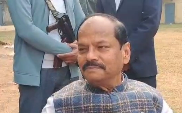 Jamshedpur : पूर्व मुख्यमंत्री रघुवर दास ने अपने आवास पर कार्यकर्ताओं के साथ मनाया मकर संक्रांति