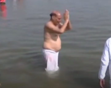 Mahakumbh : रक्षा मंत्री राजनाथ सिंह ने संगम में लगाई आस्था की डुबकी