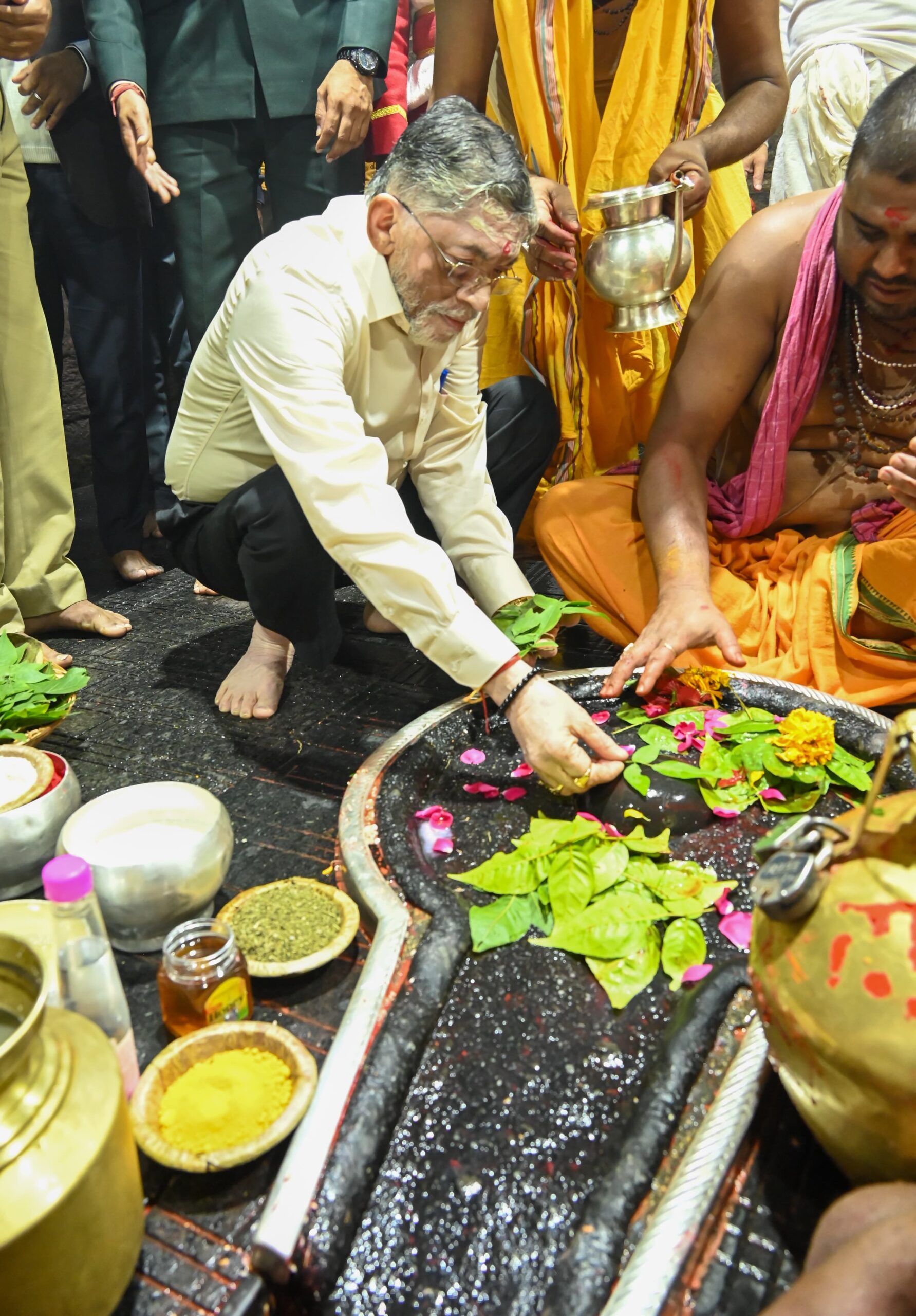 झारखंड के राज्यपाल संतोष कुमार गंगवार ने की बाबा बैद्यनाथ की पूजा-अर्चना