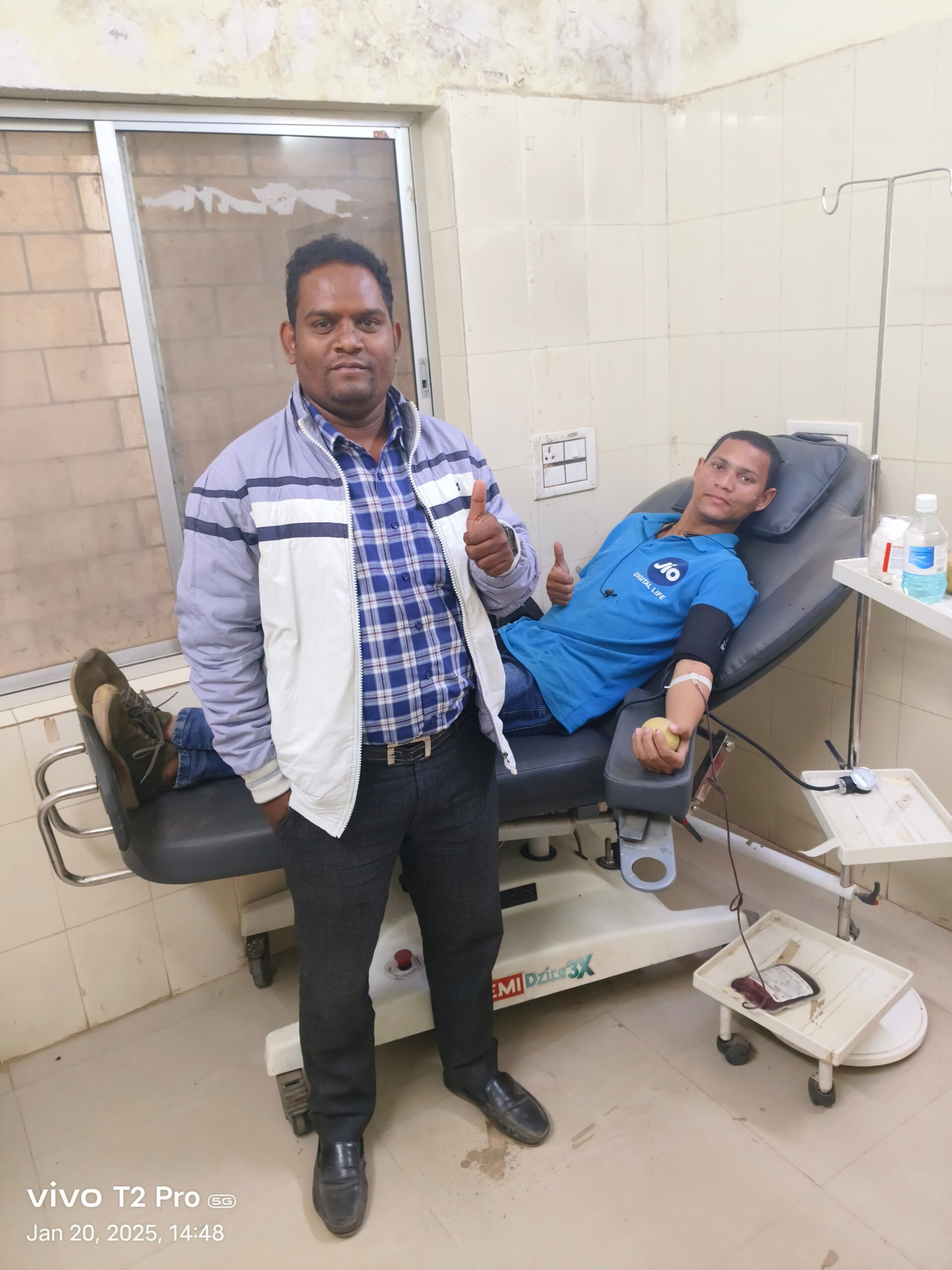 Chakradharpur : मानवता की मिसाल पेश करते हुए शिवू राउत ने रक्तदान कर महिला की जान बचाई