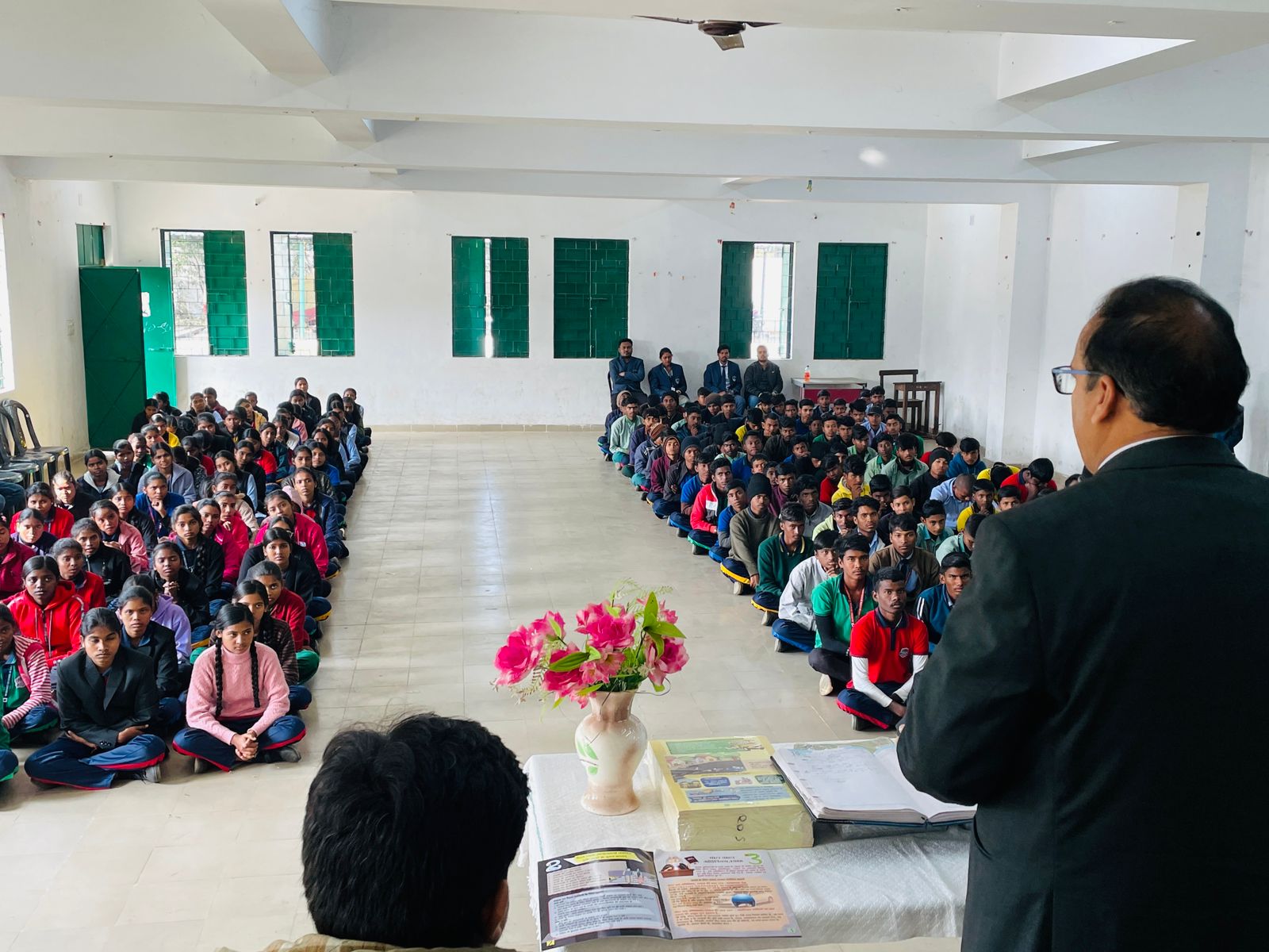 एनआर प्लस-टू उच्च विद्यालय में चलाया गया सड़क सुरक्षा जागरूकता अभियान