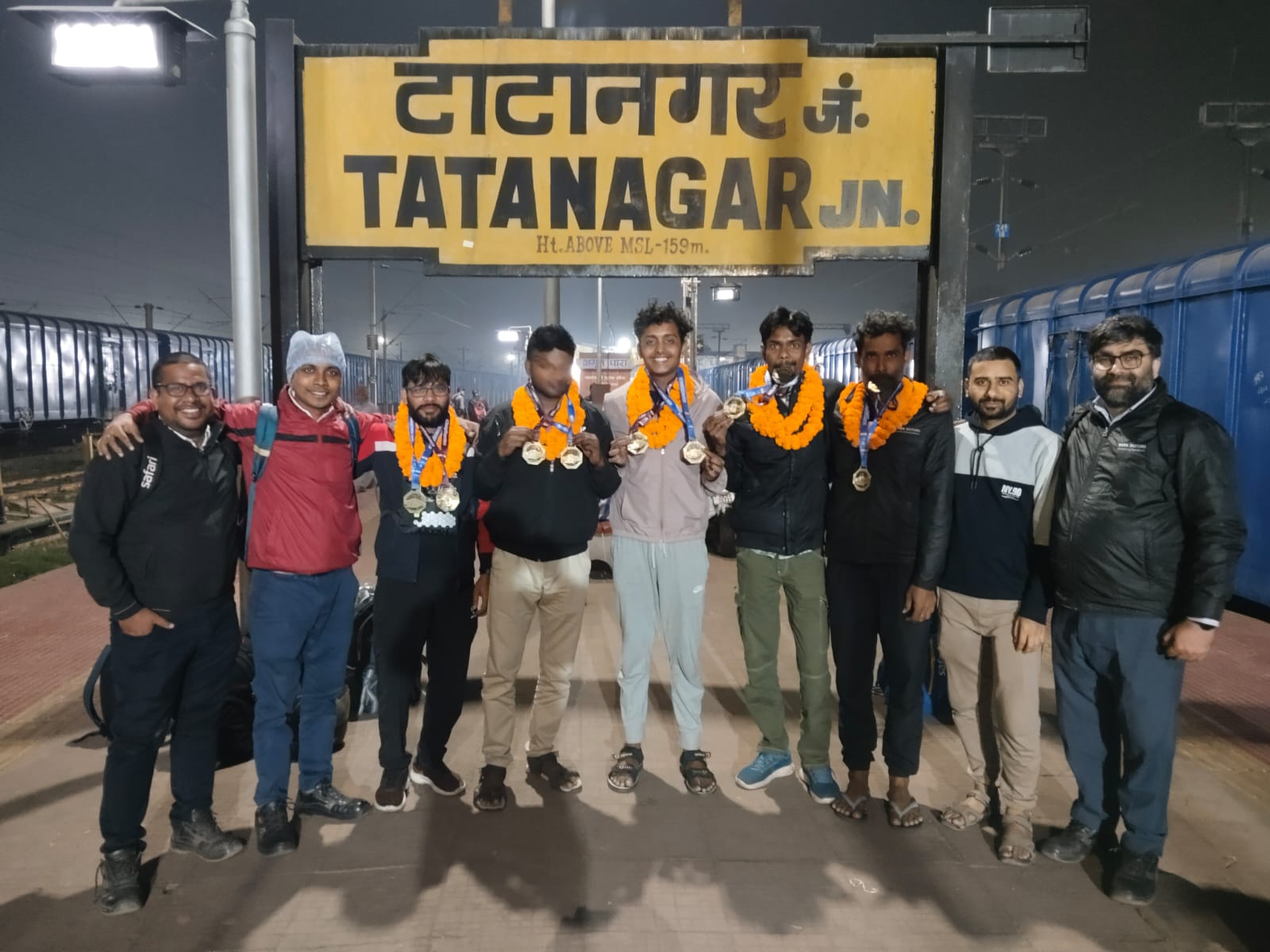 Jamshedpur : मुंबई मैराथन में भाग लेकर शहर लौटे जमशेदपुर रनजीनियर्स ग्रुप के धावकों का टाटानगर स्टेशन पर हुआ जोरदार स्वागत