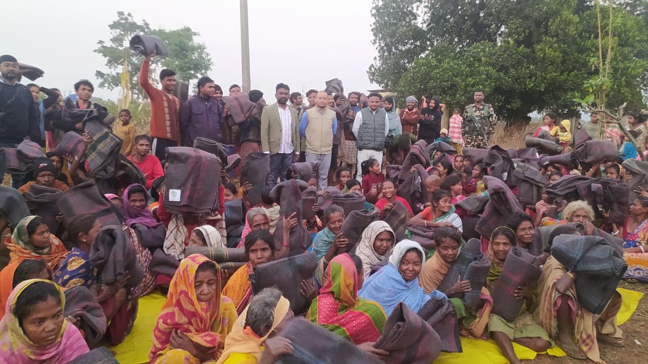 ठंड से बचाव के लिए विधायक ने 100 सबर परिवारों के बीच किया कंबल का वितरण
