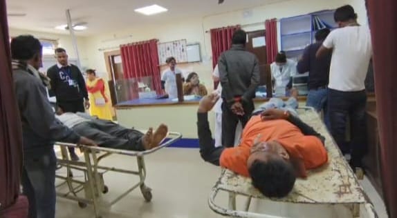 सड़क दुर्घटना में बाइक सवार दो लोग जख्मी, एक गंभीर