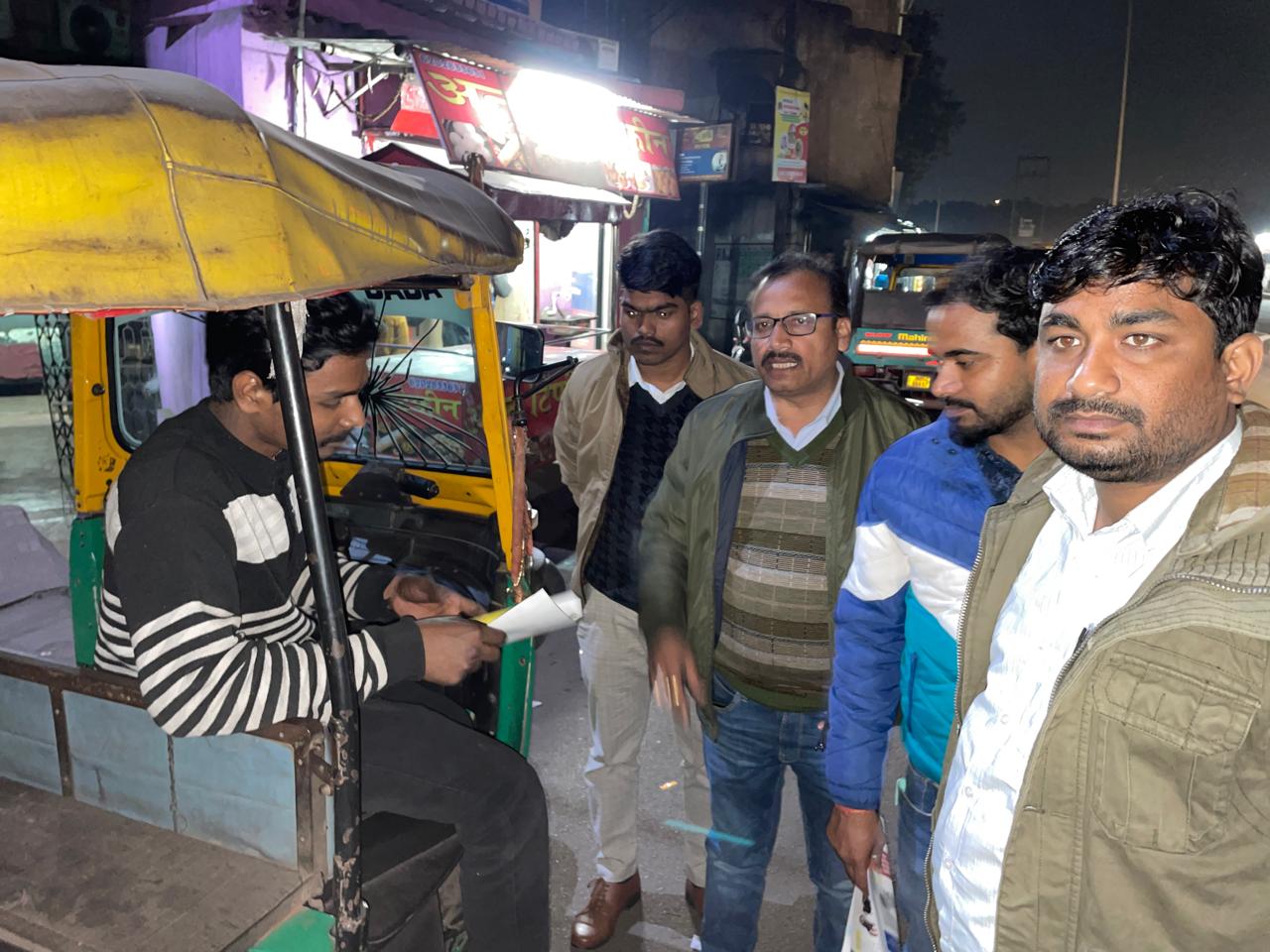 जिला परिवहन पदाधिकारी ने राष्ट्रीय सड़क सुरक्षा माह पर टेम्पो चालकों को किया जागरूक