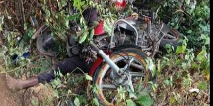 चाकुलिया में सड़क किनारे झाड़ियों में मिला एक युवक का शव