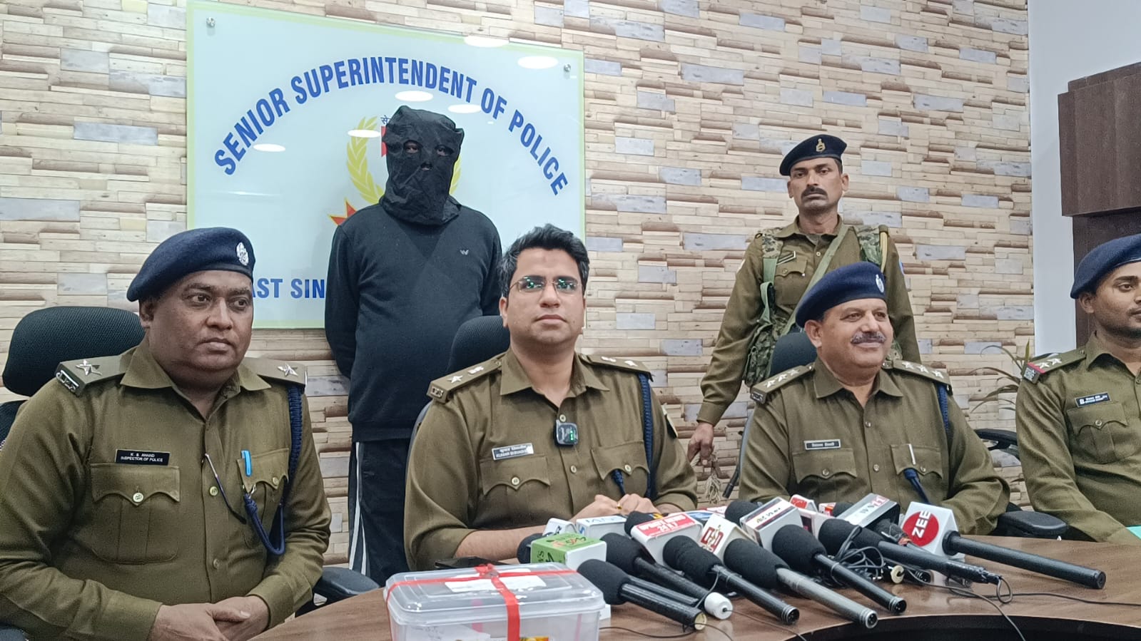 सोनारी के खूंटाडीह में पुलिस ने की छापेमारी, 23 लीटर अवैध महुआ शराब बरामद, एक गिरफ्तार