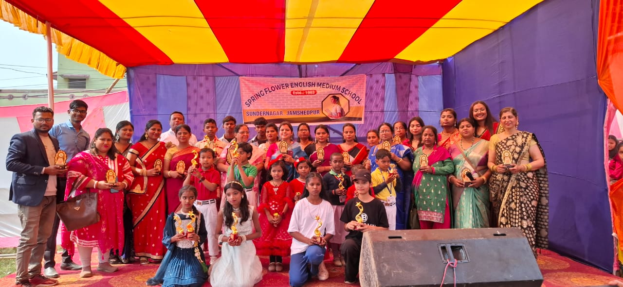 Jamshedpur : स्प्रिंग फ्लावर इंग्लिस स्कूल के वार्षिकोत्सव में बच्चों ने बिखेरा जलवा