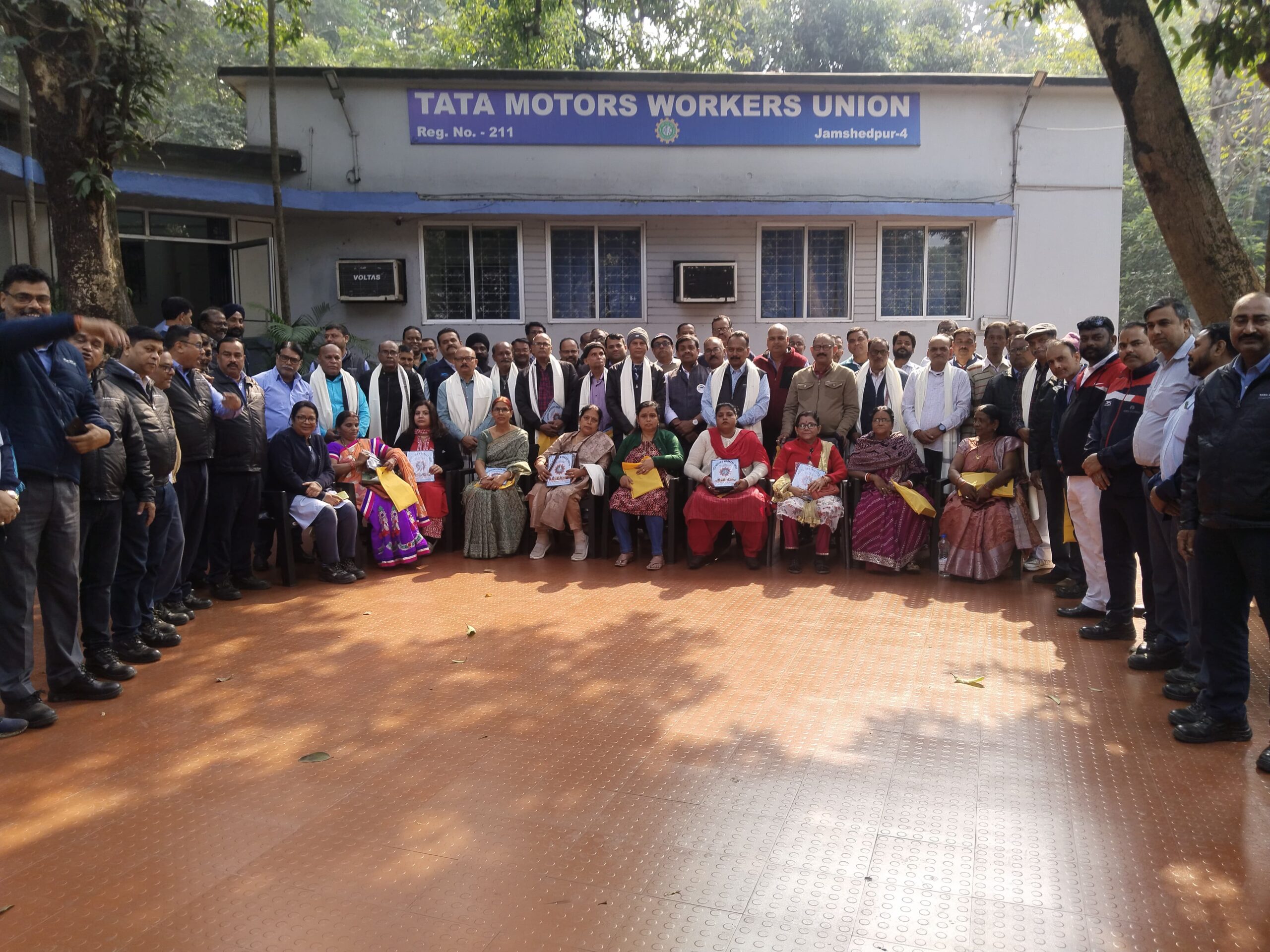   टाटा मोटर्स वर्कर्स यूनियन में सेवानिवृति कर्मचारियों को किया गया सम्मानित