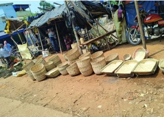 मकर संक्राति पर साप्ताहिक हाट में उमड़ी ग्रामीणों की भीड़, बांस की टोकरी की मांग बढ़ी