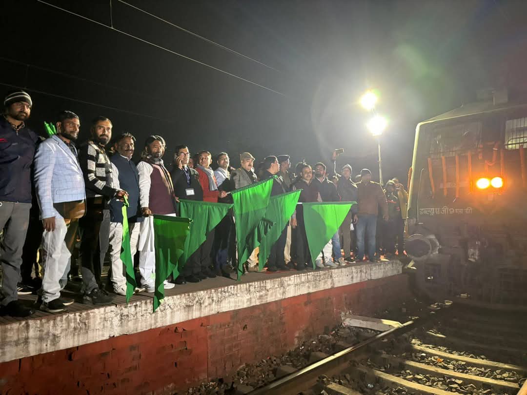 Deoghar : देवघर विधायक ने हरी झंडी दिखा कर स्कूली बच्चों को बनारस के लिए किया रवाना