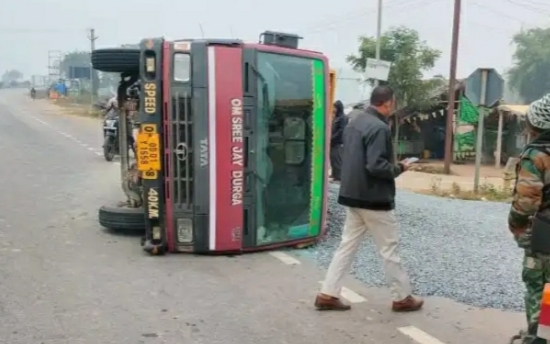 एनएच 49 पर गिट्टी लदा ट्रक अनियंत्रित होकर पलटा, चालक व खलासी सुरक्षित