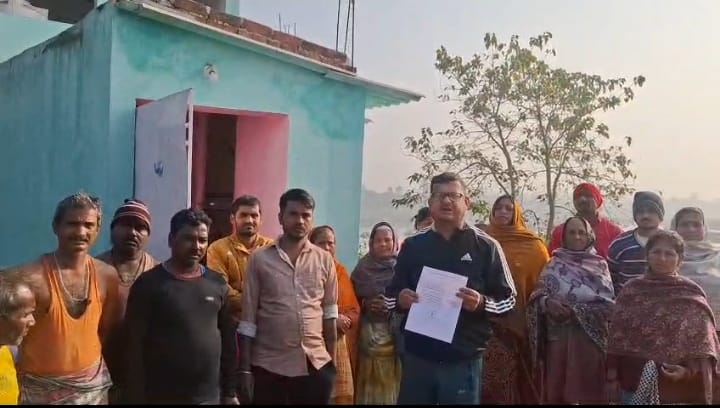 मानगो के लक्ष्मण नगर में अंचलाधिकारी ने मकान तोड़ने का दिया नोटिस