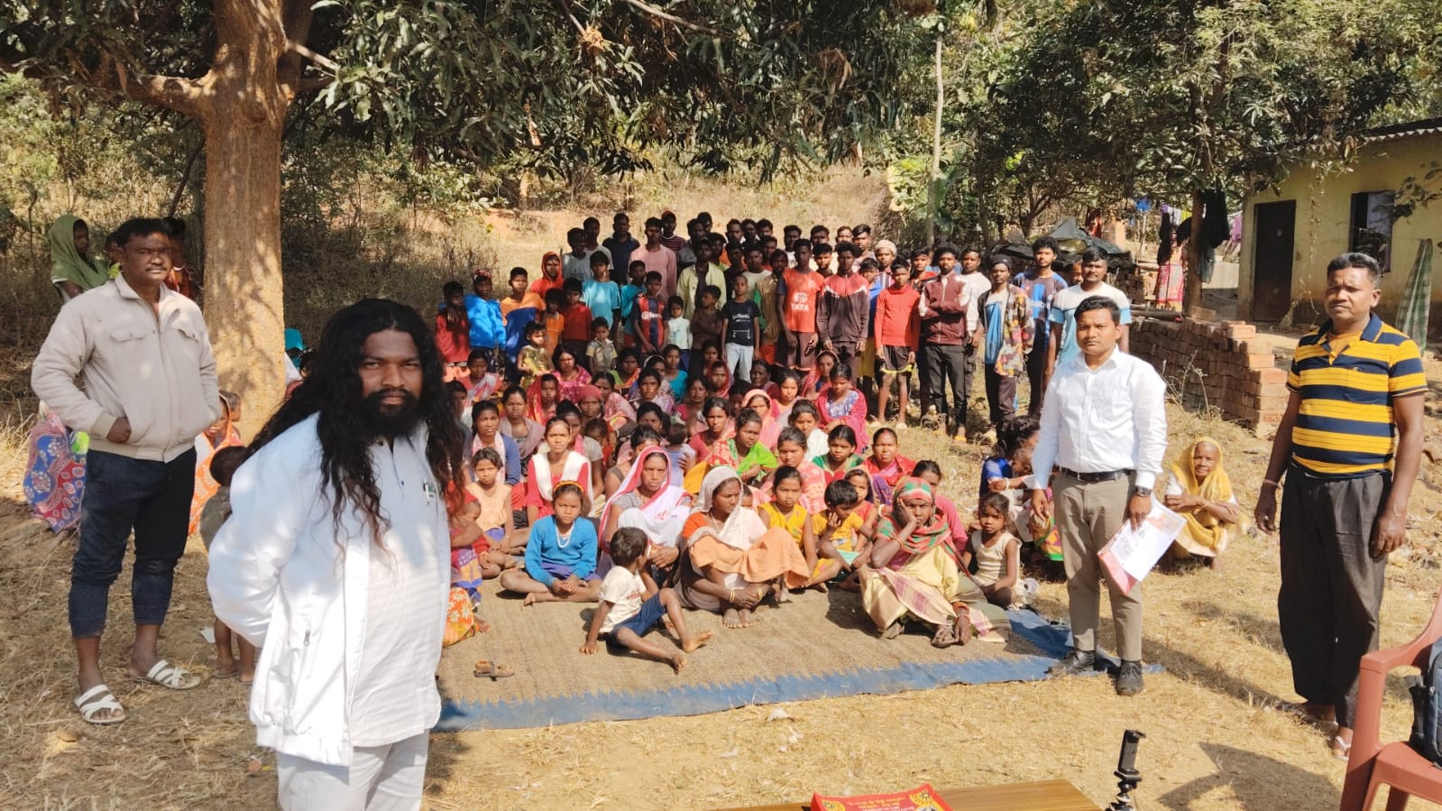 चांडिल के काड़ाधोरा गांव में ग्रामीणों ने किया विरोध प्रदर्शन