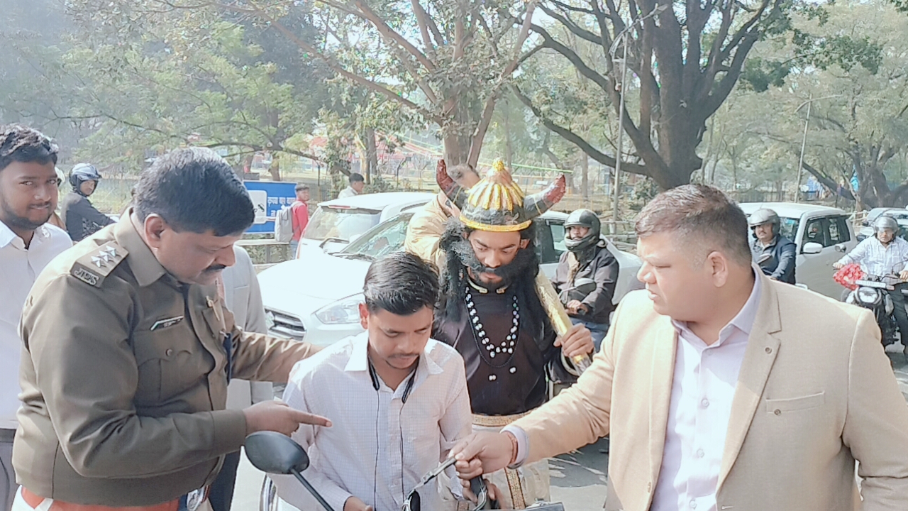 जमशेदपुर में सड़क पर उतरे यमराज, नियमों का पालन करने के लिए लोगों को किया जागरूक