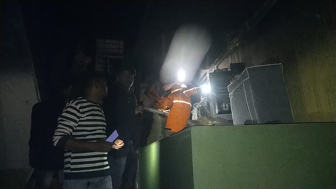 Breaking News: धतकीडीह में शॉर्ट सर्किट से लगी आग, कमरे का सामान जलकर हुआ खाक