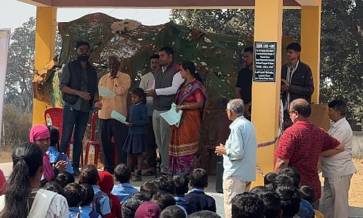 Gamaharia:  अनमोल अनन्या फाउंडेशन ने बच्चों के बीच किया पाठ्य सामग्री का वितरण