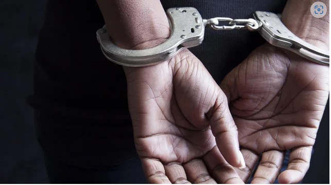 Deoghar: चोरी के आरोप में एक गिरफ्तार, 27 मोबाइल, ब्लूटुथ समेत कई सामान बरामद