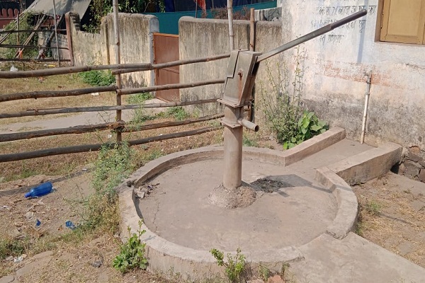 Jamshedpur : पूर्व मुखिया व वार्ड सदस्य पर सरकारी चापानल का निजी उपयोग करने का आरोप