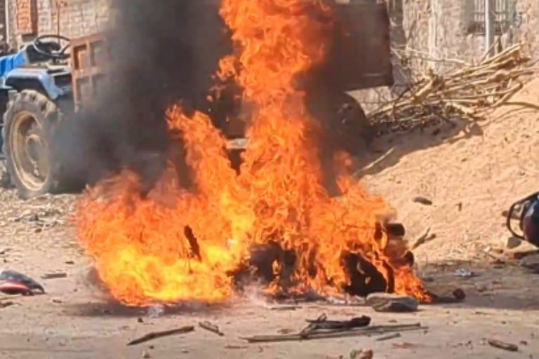 Hazaribagh: हजारीबाग में दो समुदायों के बीच हिंसक झड़प, पत्थरबाजी और आगजनी