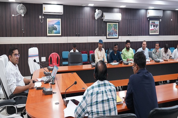 Jamshedpur : गर्मी की आहट के साथ पेयजल की किल्लत दूर करने मे जूटा प्रशासन, बैठक में गैरहाजिर रहने पर पोटका के जेई को शो-कॉज