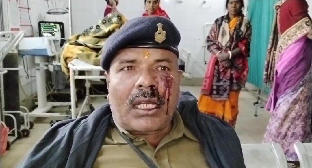 Deoghar: क्लब ग्राउंड के पास पुलिसकर्मी पर हमला, हथियार छीनने का प्रयास, जवान जख्मी