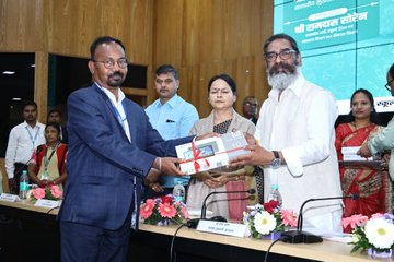 Jharkhand: स्वास्थ्य बीमा योजना के साथ झारखंड सरकार की दोहरी सौगात, सरकारी शिक्षकों को मिले टैबलेट – जानिए किस जिले को मिले सर्वाधिक टैबलेट?