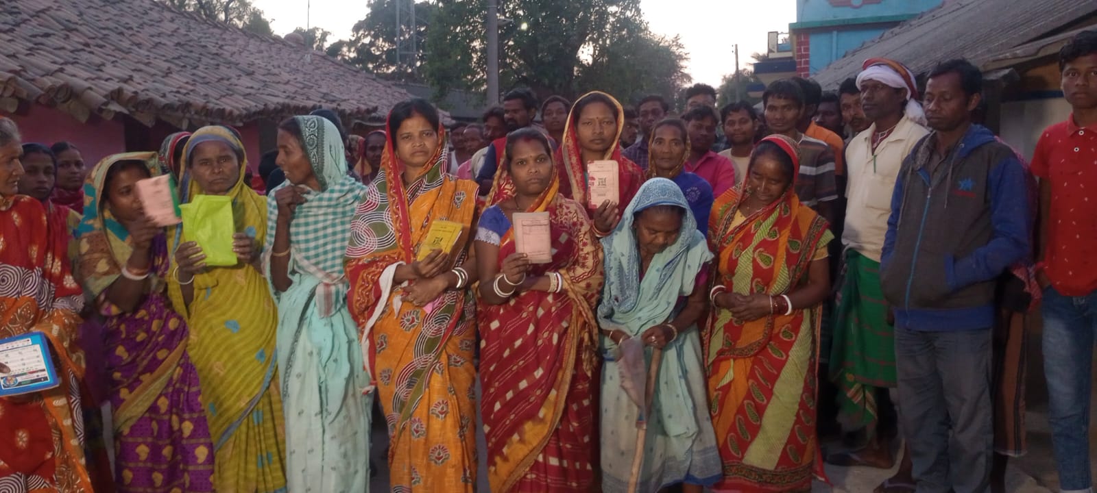 Jadugoda : राशन में कटौती के खिलाफ पीडीएस डीलर के आवास पर लाभुकों का प्रदर्शन