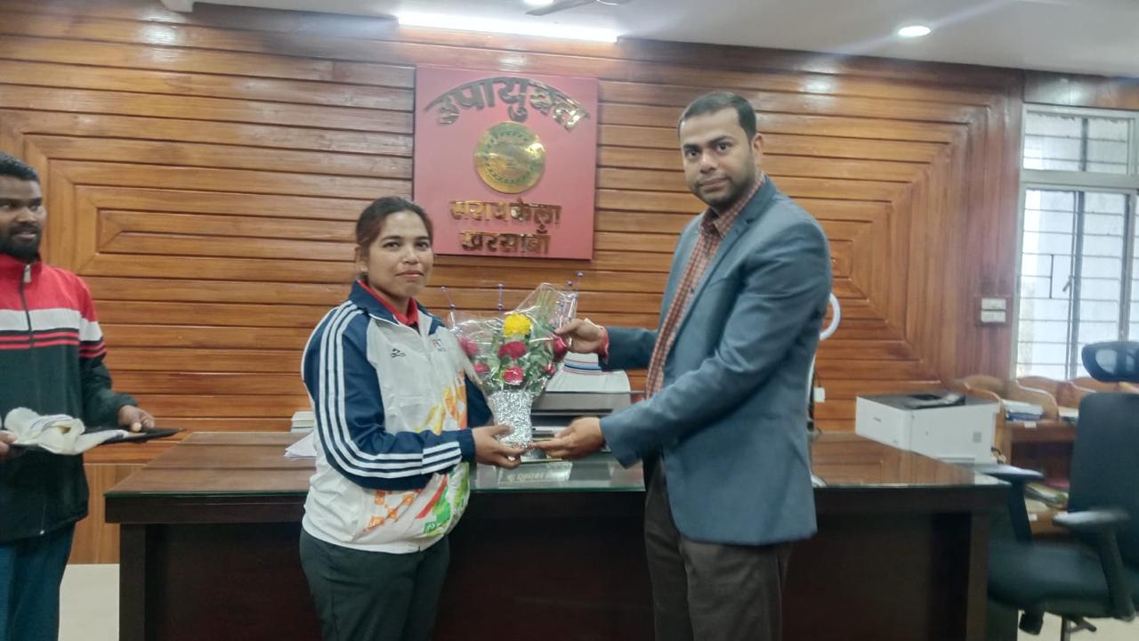 Chandil :   38 वे नेशनल गेम्स में पदक प्राप्त करने वाले खिलाड़ी व प्रशिक्षकों को उपायुक्त ने किया सम्मानित