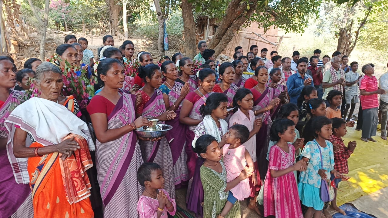 Manoharpur : आनंदपुर के सुदूर तरोपडंडा गांव में पहली बार पहुंचे विधायक जगत माझी