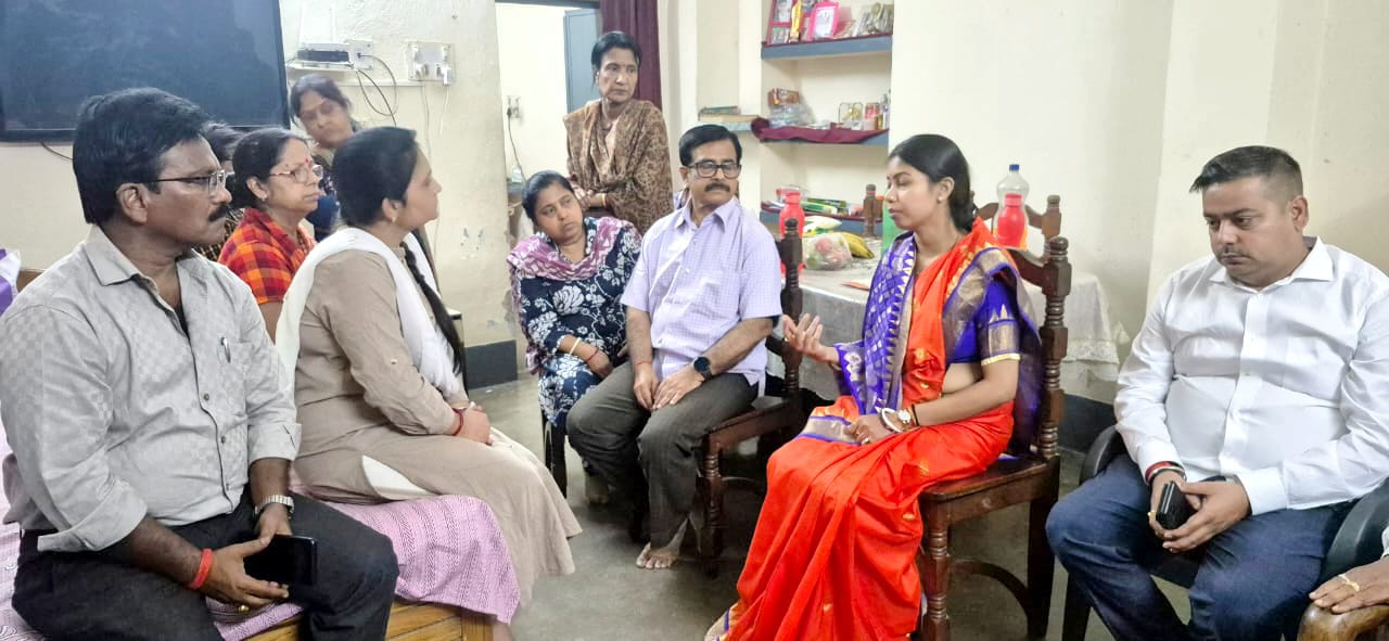 Jamshedpur : सड़क दुर्घटना के शिकार हुए पीड़ित परिवारजनों से मिलने उनके आवास पहुंची विधायक पूर्णिमा साहू