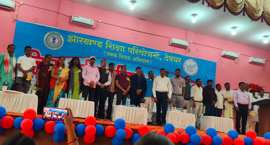 Deoghar: मुखिया सम्मेलन में प्रमंडलीय अध्यक्ष ने सम्मान लेने से किया इनकार