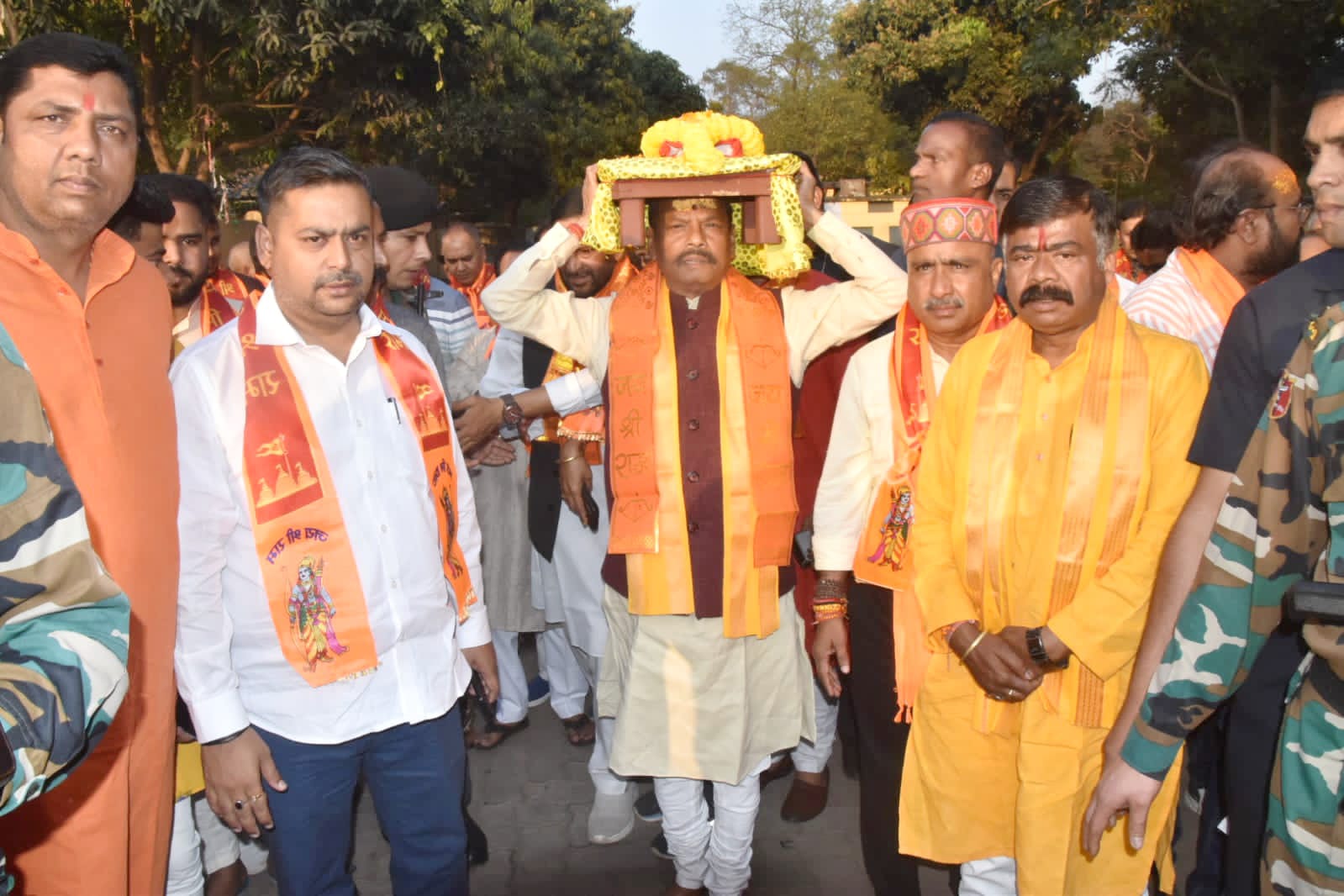 Jamshedpur : पूर्व सीएम रघुवर दास ने माथे पर श्रीरामायण रखकर की पदयात्रा, सूर्य मंदिर में रामकथा 22 से