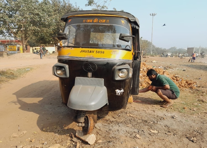 Adityapur : घर के सामने खड़े टेम्पो का तीनों चक्का खोल ले गए चोर, पुलिस से शिकायत