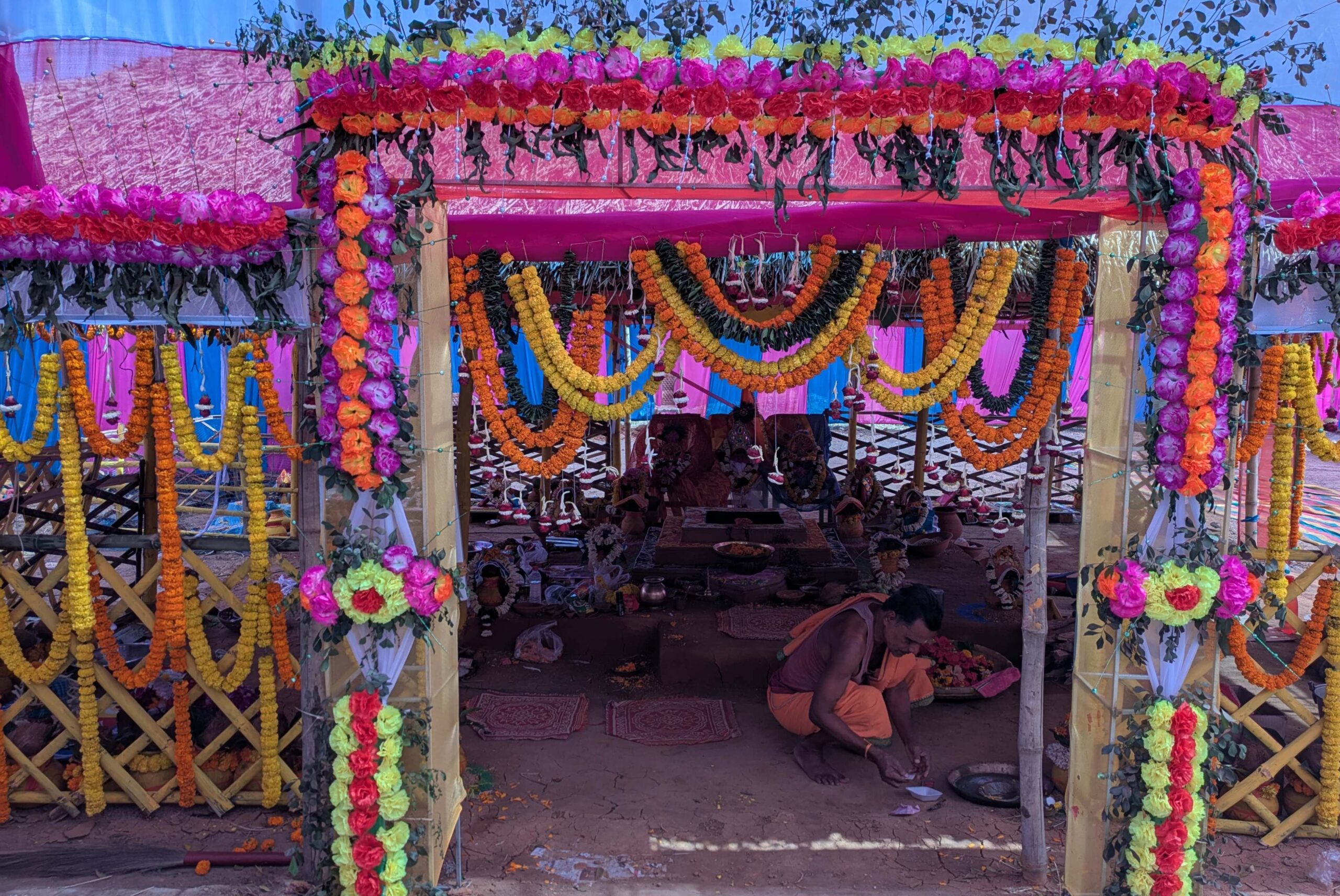 Bahragora : पूर्णाहुति के साथ समापन हुआ चार दिवसीय धार्मिक अनुष्ठान कार्यक्रम