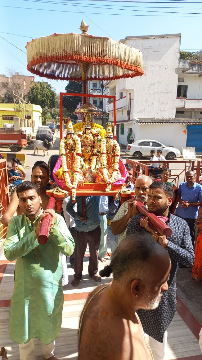 Jamshedpur:रथ पर सवार होकर नगर भ्रमण पर निकले भगवान बैकुंठ