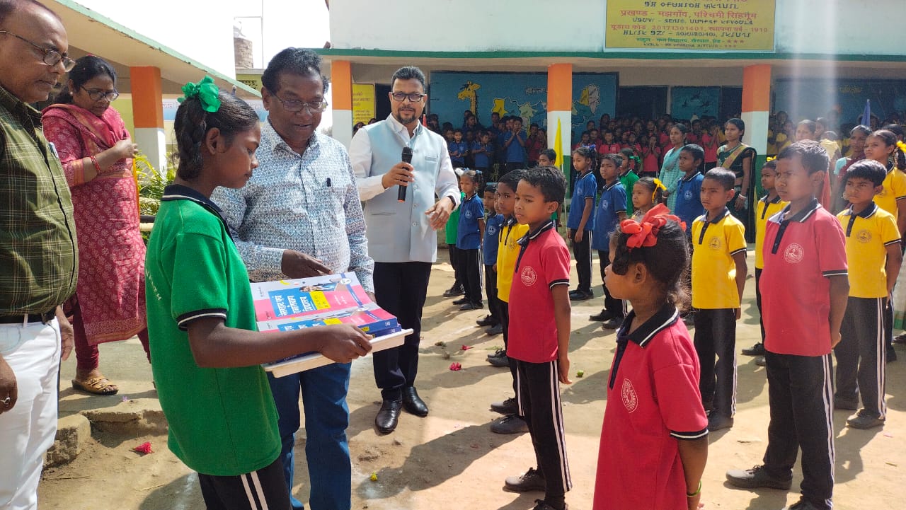 Chaibasa: रेलवे के पूर्व चीफ मैकेनिकल इंजीनियर ने बच्चों को 30 उपयोगी पुस्तकें दान किया