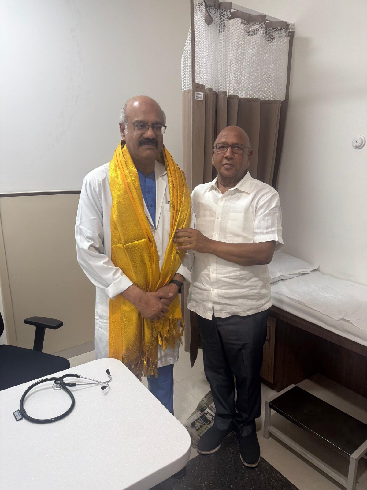 Jamshedpur:सरयू राय ने प्रख्यात चिकित्सक डॉ. रेड्डी को दी बधाई