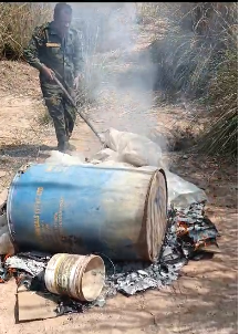 Palamu : पुलिस ने विभिन्न थाना क्षेत्रों में अभियान चलाकर बड़ी मात्रा में जावा महुआ किया नष्ट