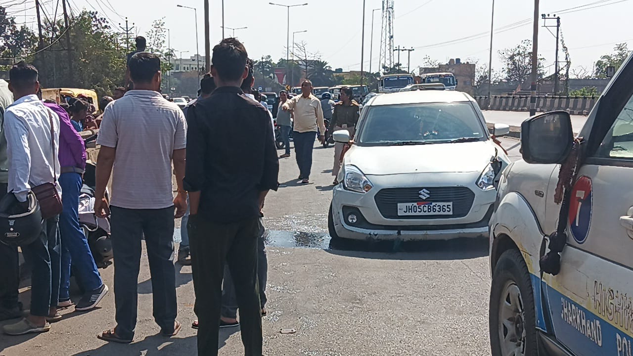 Gamaharia: ऊषा मोड़ के पास अनियंत्रित कार डिवायडर से टकरायी, कोई हताहत नहीं